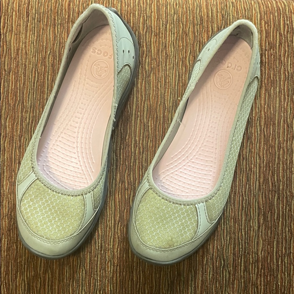 CROCS Busy Day Slip On Women's Gray and Cream Flats. Good Condition. Size 8.